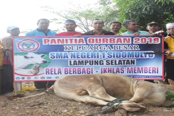 Keluarga Besar SMAN 1 Sidomulyo Berqurban